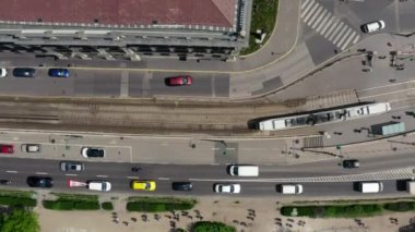 Şehir merkezindeki caddelerin yukarısında hava aracı var. 