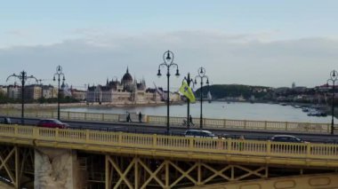 Tuna Nehri ve Budapeşte şehir siluetinin geniş bir görüntüsü.