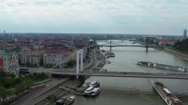 Tuna Nehri ve Budapeşte şehrinin insansız hava aracı görüntüsü