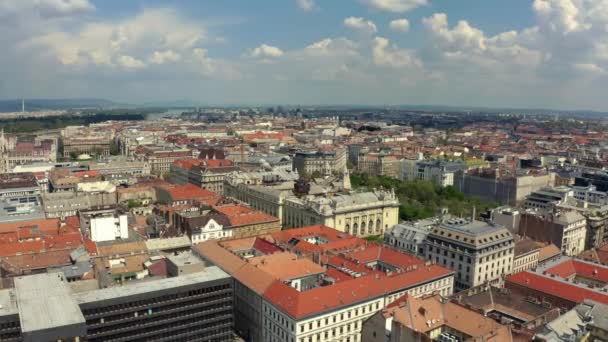 Drohnenblick auf die Donau und die Skyline von Budapest. breites Filmmaterial — Stockvideo