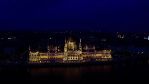 Drone wide footage of Danube river and Budapest parliament at night time. — Stock Video