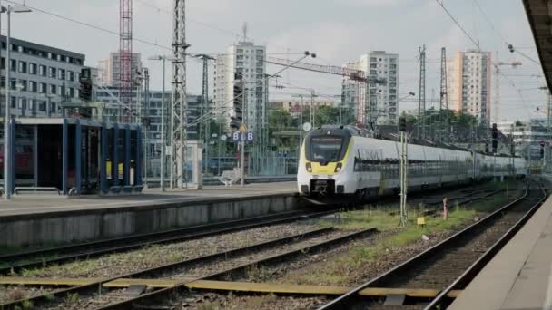一辆高速火车到达了火车站。2022年5月15日. — 图库视频影像