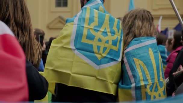 Close up view of Ukrainian people protest on the streets of Munchen against the war and against the Russian leader Putin. people with placards, flags Europe, Deutschland Munchen, May 2022 — стокове відео