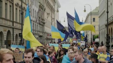 Ukraynalılar Münih sokaklarında savaşı protesto ediyorlar. Ukrayna, Almanya Münih, Mayıs 2022