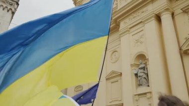Ukrayna bayrakları, Ukraynalılar Münih sokaklarında savaşı protesto ediyorlar. Afişleri olan insanlar, Almanya Münih, Mayıs 2022