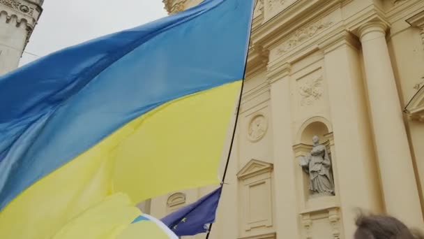 Vlaggen Oekraïne, Oekraïners protesteren in de straten van München tegen de oorlog. mensen met affiches, Duitsland München, mei 2022 — Stockvideo