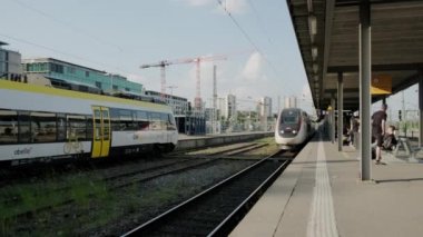 Yüksek hızlı bir tren bir tren istasyonuna varır. Geniş açı. Fransa Paris 15 Mayıs 2022.