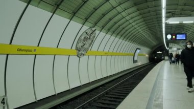 Frankfurt, Almanya - 18 Mayıs 2022: Metro treni istasyona varıyor.
