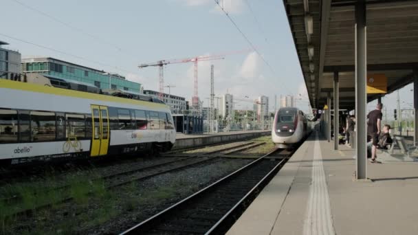 Vysokorychlostní vlak přijíždí na vlakové nádraží. Široký záběr. Francie Paříž 15. května 2022. — Stock video