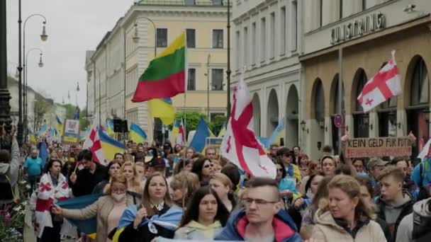 Український народ протестує на вулицях Мунхену проти війни. Deutschland Munchen, May 2022 — стокове відео
