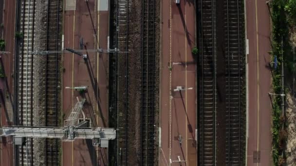 Пустой трек рядом с железнодорожным вокзалом вид с беспилотника . — стоковое видео