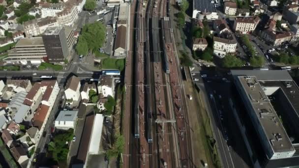 Stadstrein spoorwegen luchtfoto drone uitzicht. Passagierstrein arriveert op het station. — Stockvideo