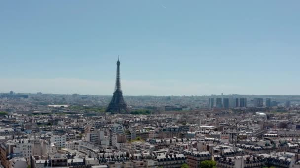 Paisaje urbano de París. Vista aérea del dron de la torre Eiffel en día soleado — Vídeos de Stock