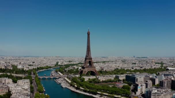 Paryski pejzaż. Z lotu ptaka widać wieżę Eiffla w słoneczny dzień. Szeroki strzał. — Wideo stockowe