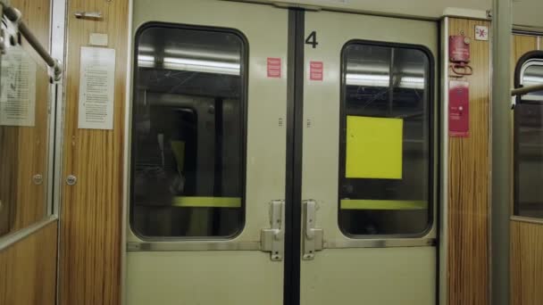 法兰克福（德语：Frankfurt, Germany）- 2022年5月18日：地铁到达车站。旅行车的内部视图 — 图库视频影像