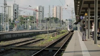 Yüksek hızlı bir tren bir tren istasyonuna varır. Geniş çekim. Fransa Paris 15 Mayıs 2022.