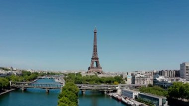 Paris 'in şehri. Güneşli bir günde Paris 'in hava aracı görüntüsü. Geniş açı