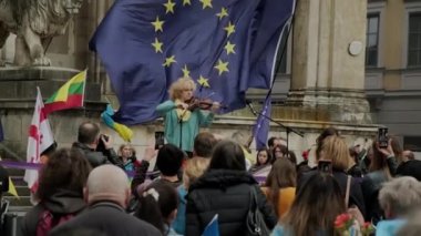 Ukrayna halkı, Münih sokaklarında savaşı ve Rus lider Putin 'i protesto ediyor. Pankartlı, bayraklı Avrupa, Deutschland Munchen, Mayıs 2022 