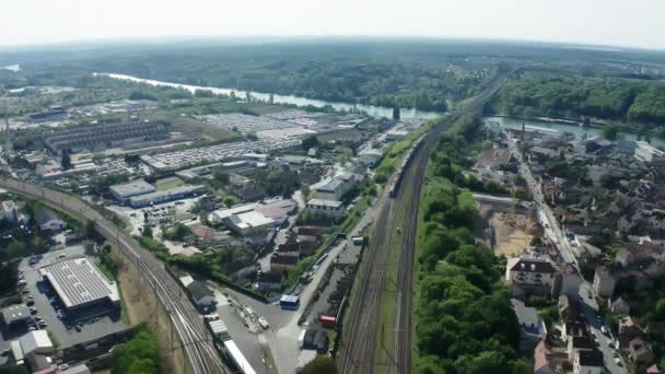 Città stazione ferroviaria vie aeree drone vista. Treno passeggeri in arrivo alla stazione. Colpo largo — Video Stock