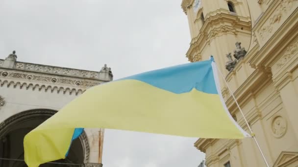 Українці протестують на вулицях Мюнхена проти війни. люди з плакатами, прапори України, — стокове відео