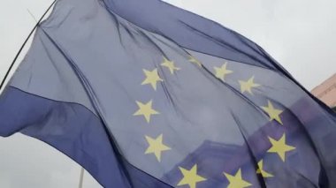 Avrupa bayrakları, Ukraynalılar Münih sokaklarında savaşı protesto ediyorlar. Yavaş çekim