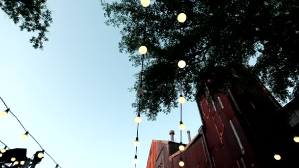 Zewnątrz strona ciąg światła świecące w nocy na patio — Wideo stockowe