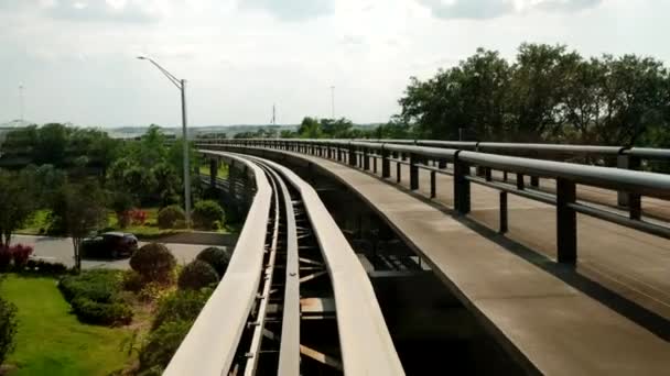 Paardrijden in de terminal van het vliegveld. Monorail automatisch ca rijden op railr. — Stockvideo