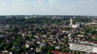 Fransa, Melun, Lille, Melun şehrinin üstündeki insansız hava aracı görüntüsü. Geniş görüntü