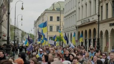 Ukrayna halkı Münih sokaklarında savaşa ve Ruslara karşı protesto yapıyor. Pankartlı, bayraklı Avrupa, Deutschland Munchen, Mayıs 2022. Geniş açı