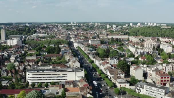 Fransa, Melun, Lille, Melun şehrinin üstündeki insansız hava aracı görüntüsü. — Stok video