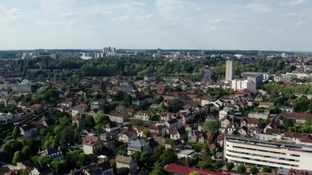 Fransa, Melun, Lille, Melun şehrinin üstündeki insansız hava aracı görüntüsü. Geniş görüntü — Stok video