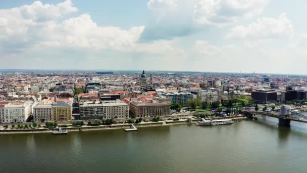 Brede luchtbeelden van de Donau en de skyline van Boedapest. brede opnamebeelden — Stockvideo