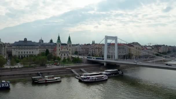 多瑙河和布达佩斯市天际线的空中录像 — 图库视频影像