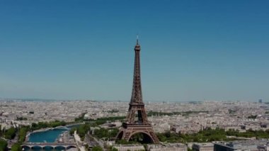 Paris 'in şehri. Güneşli bir günde Paris 'in hava aracı görüntüsü. Geniş açı. Yüksek kalite 4k görüntü