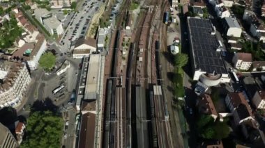 Şehir tren istasyonu hava aracı manzaralı. Yüksek kalite 4k görüntü