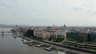 Tuna Nehri ve Budapeşte şehrinin insansız hava aracı görüntüsü. Yüksek kalite 4k görüntü