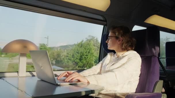 Kobieta Pracuje Laptopie Podczas Jazdy Pociągiem Siedząc Przy Oknie Słoneczny — Wideo stockowe