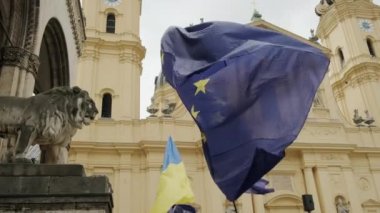 Avrupa bayrakları, Münih sokaklarında savaş karşıtı protesto. Ağır çekim. Yüksek kalite 4k görüntü