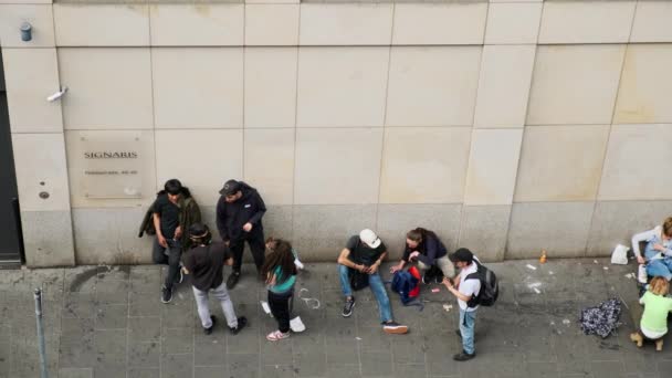 薬物乱用ホームレスの人々は 薬物を服用した後 路上に横たわっています ドイツ フランクフルト2022年5月18日 高品質4K映像 — ストック動画