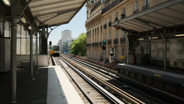 Paryż Francja Maja 2022 Pociąg Metra Przybywający Stację Wysokiej Jakości — Wideo stockowe