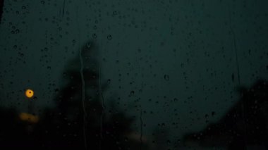 Yağmurlu bir havada pencereden, gök gürültülü bir gök gürültülü. - Evet. Yüksek kalite 4k görüntü