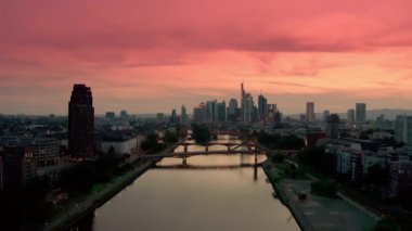 Frankfurt 'un hava aracı görüntüsü. Gün batımında Frankfurt am Main 'in şehir manzarası. Yüksek kalite 4k görüntü