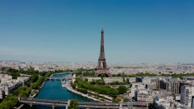Paris 'in şehri. Güneşli bir günde Paris 'in hava aracı görüntüsü. Geniş açı. Yüksek kalite 4k görüntü