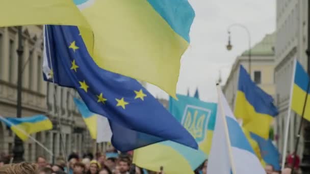 Ukraynalı Kadın Erkekler Münih Sokaklarında Savaşı Rus Lider Putin Protesto — Stok video