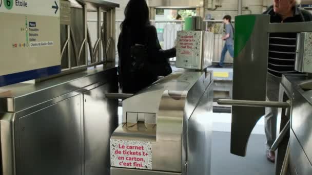 乗客は地下鉄駅への入り口に非接触決済端末にサブスクリプションカードを置きます パリ2022年5月20日 高品質4K映像 — ストック動画
