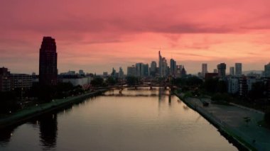 Frankfurt 'un hava aracı görüntüsü. Gün batımında Frankfurt am Main 'in şehir manzarası. Yüksek kalite 4k görüntü