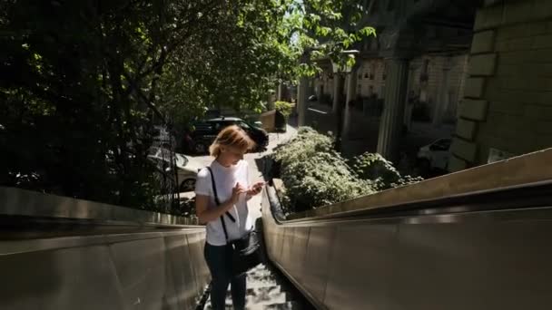 Ver Jovem Turista Mulher Olha Para Trás Montando Escada Rolante — Vídeo de Stock