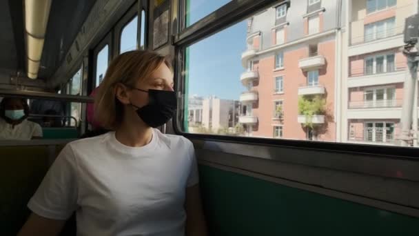 Donna Turistica Che Guida Treno Della Metropolitana Parigi Guardando Torre — Video Stock