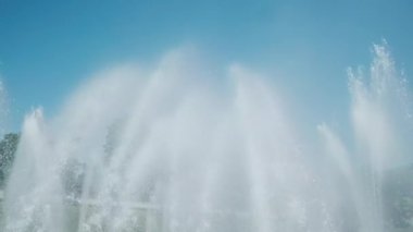 Çeşmeden su fışkırtıyor. Şehirde sıcak yaz mevsiminde çeşme. Yüksek kalite 4k görüntü