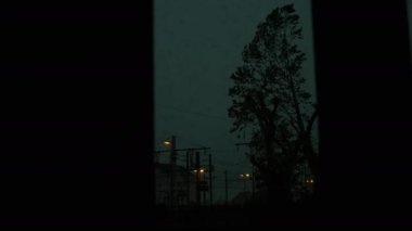 Yağmurlu bir havada pencereden, gök gürültülü bir gök gürültülü. - Evet. Yüksek kalite 4k görüntü